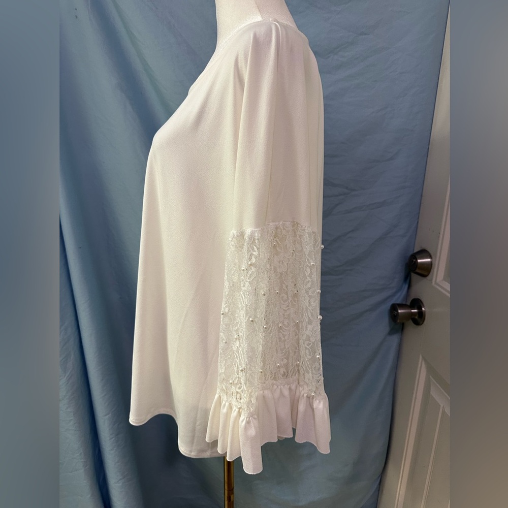 CUPIO White Stretchy Blouse Long Lace Ruffle Sleeves and attached Pearls Size XL - Picture 3 of 5